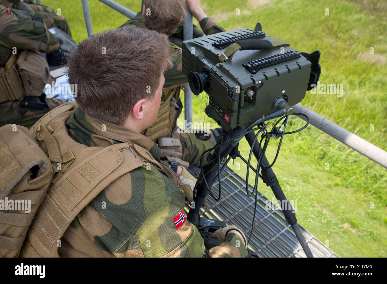 Un soldat norvégien norvégien avec surveillance et d'acquisition d'Brigade-North observe la zone d'impact de la batterie pendant un appel pour la mission d'incendie au Marine Corps Champ périphériques, de l'Atlantique Nord, le 11 mai 2017. Les Norvégiens participent en birman Chase, un multi-annuel, exercice d'entraînement latéral entre les forces armées des États-Unis et les membres de l'OTAN menées pour accroître la maîtrise des incendies de forêt, les méthodes d'insertion et des petites unités tactiques. Banque D'Images