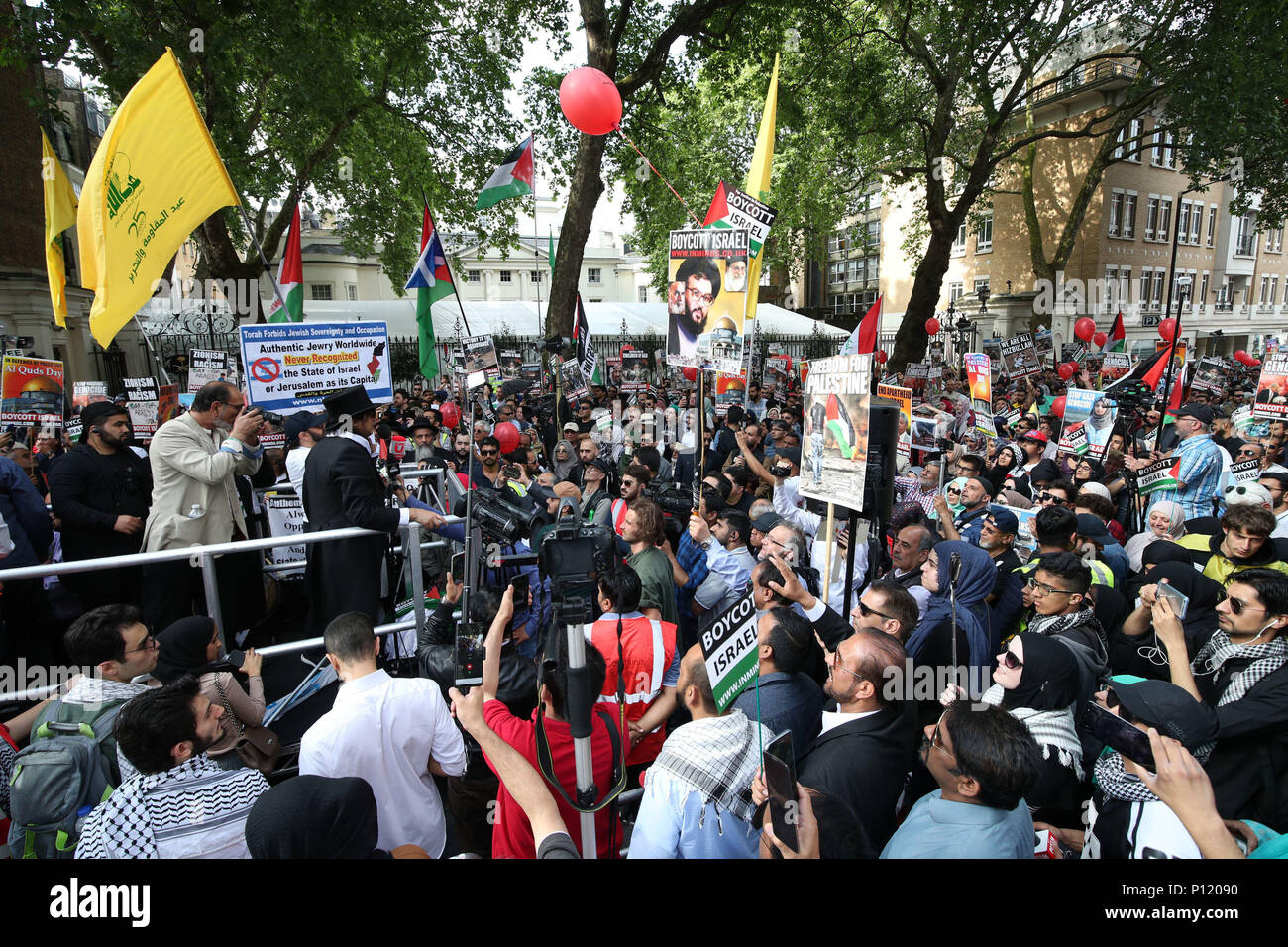 Pro-Palestinian manifestants à l'extérieur de l'ambassade de l'Arabie Saoudite, à Londres, au cours d'une journée d'Al Qods en mars l'appui de Palestiniens. Banque D'Images