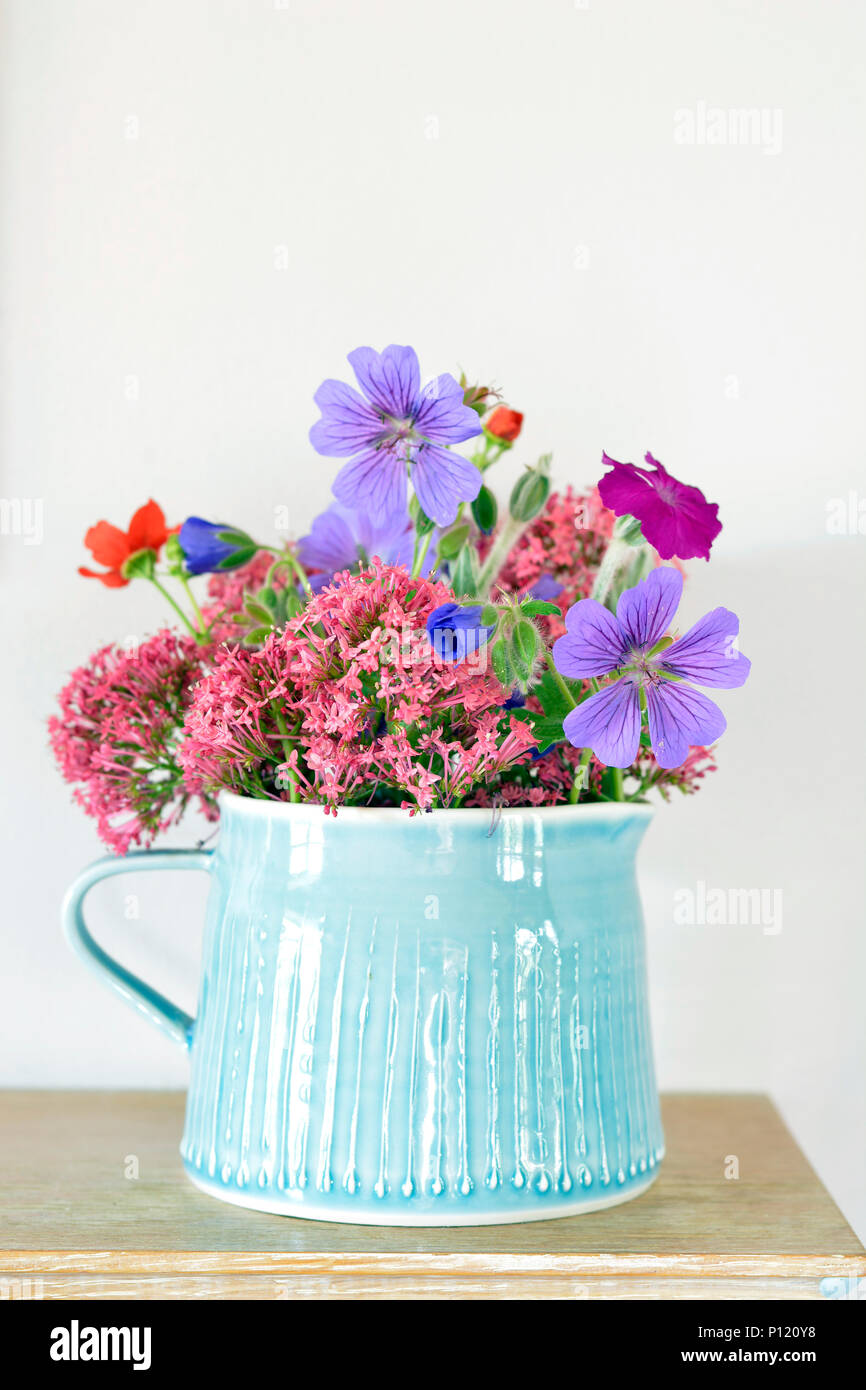 Verseuse en grès bleu joli jardin de fleurs sur une cheminée Banque D'Images