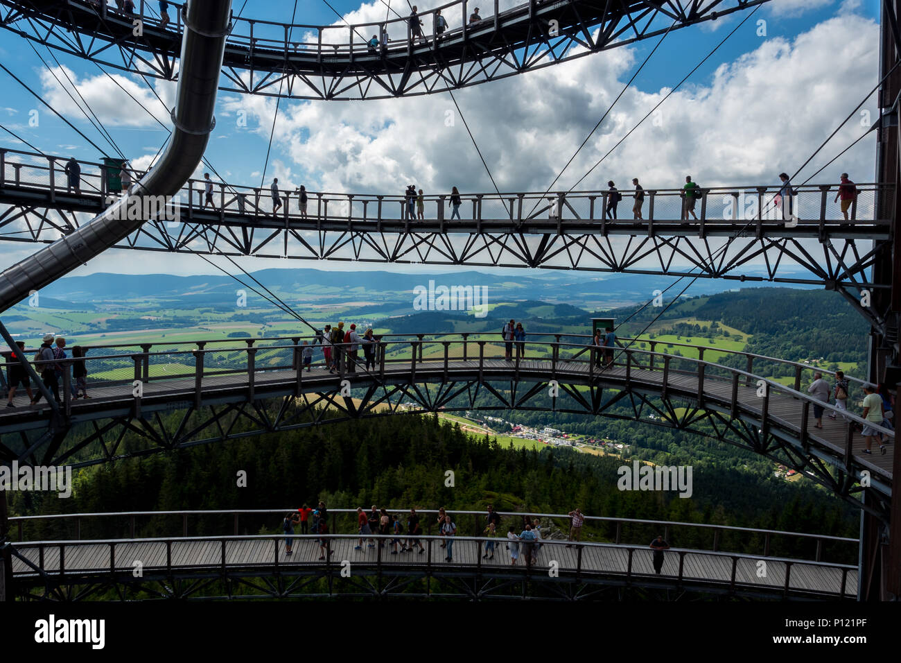 Sky walk de Dolni Morava , République Tchèque.Les touristes en se promenant le long des chemins en bois d'une tour de 55 m.Août 2017 Banque D'Images