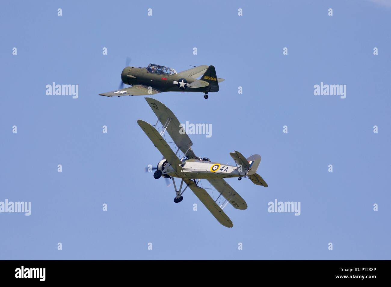 La plus ancienne au monde Fairey Swordfish utilisés par la Royal Navy avec un vol vol historique North American T-6 à Harvard Shuttleworth Banque D'Images