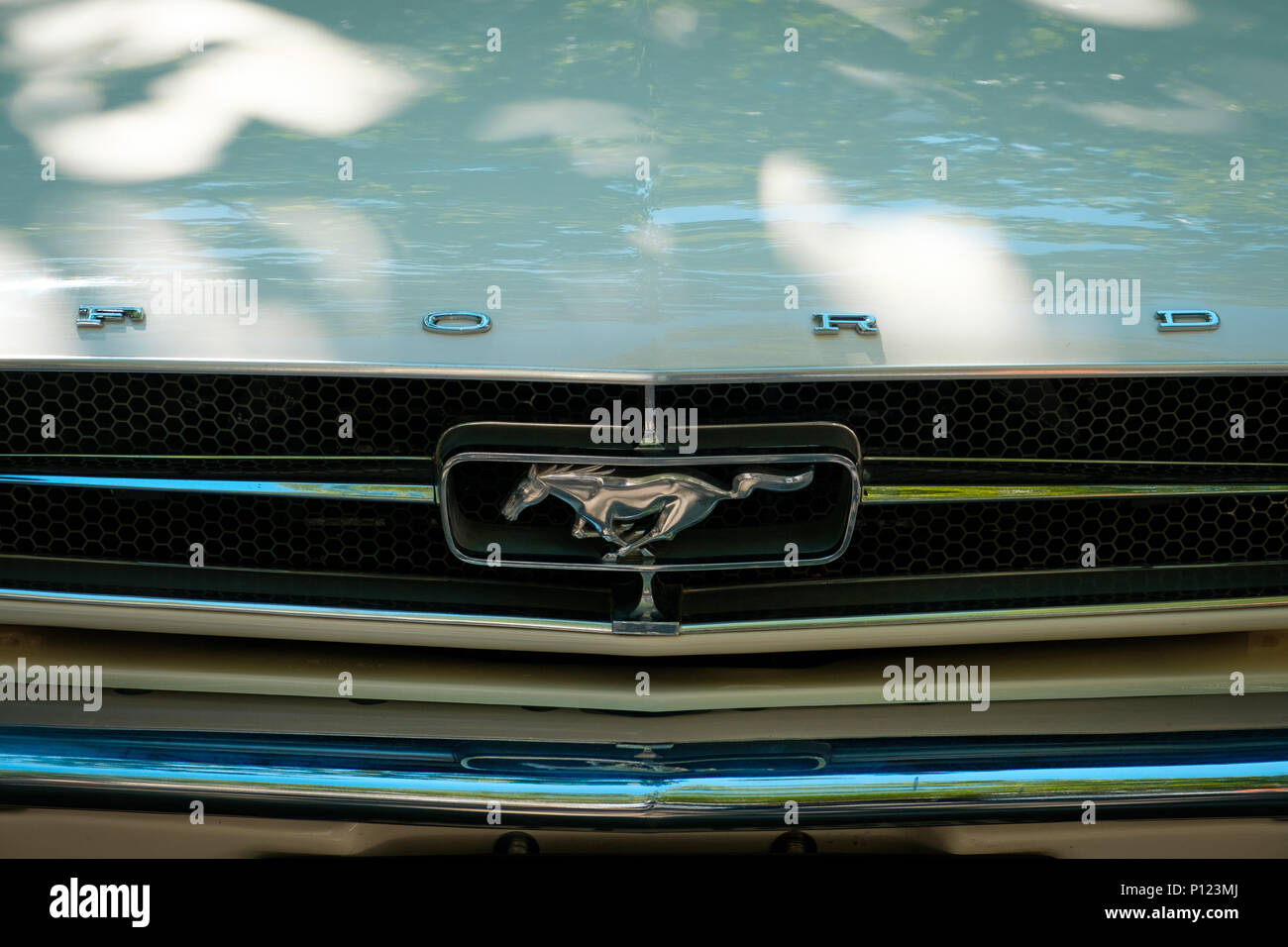 Berlin, Allemagne- juin 09, 2018 : voiture/détails de conception et de Ford Mustang logo / nom de marque libre à Berlin pour un événement automobile Oldtimer Banque D'Images