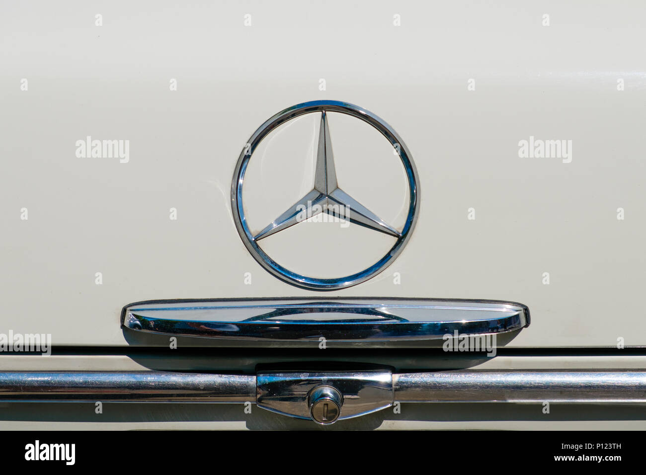 Berlin, Allemagne- juin 09, 2018 : la conception de détail et Mercedes Benz star / Gros plan sur le logo emblème coffre d'une automobile oldtimer Banque D'Images