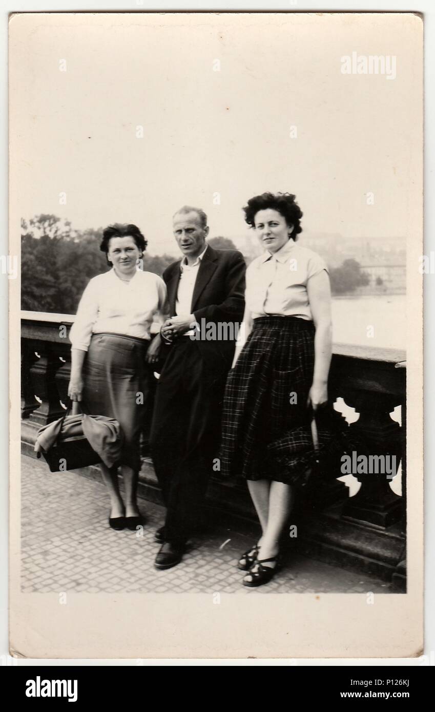 La République socialiste tchécoslovaque - circa 1960 : Vintage photo montre femme et homme debout sur le pont. Banque D'Images
