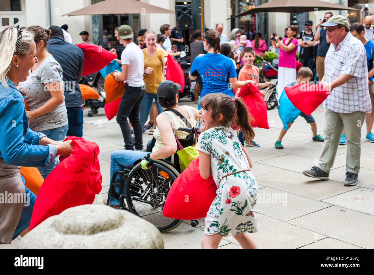 Pillow fight public pour lutter contre la maladie de Parkinson, la Ville de Luxembourg, Luxembourg Banque D'Images