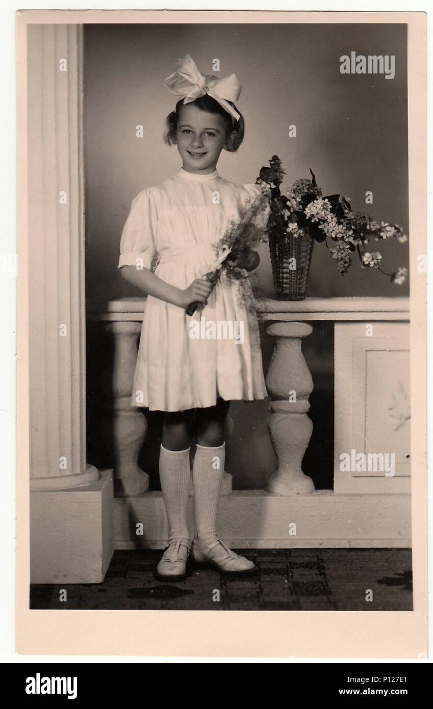 HODONIN, la République tchécoslovaque - circa 1945 vintage : une photo de la jeune fille - la première communion. Banque D'Images