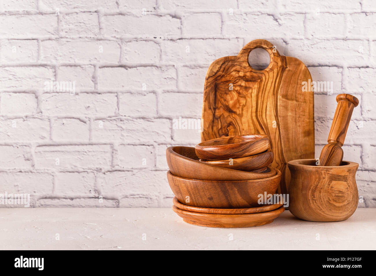 Vaisselle en bois sur un tableau blanc avec copie espace. Banque D'Images