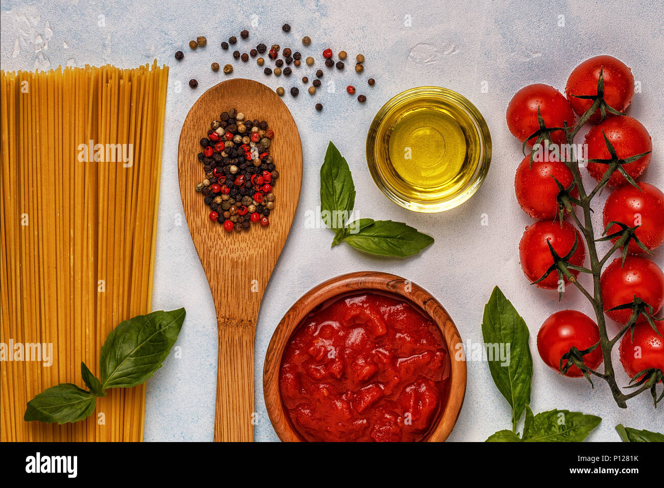 Arrière-plan de cuisine italienne avec des pâtes, d'épices et de légumes. Vue de dessus, copiez l'espace. Banque D'Images