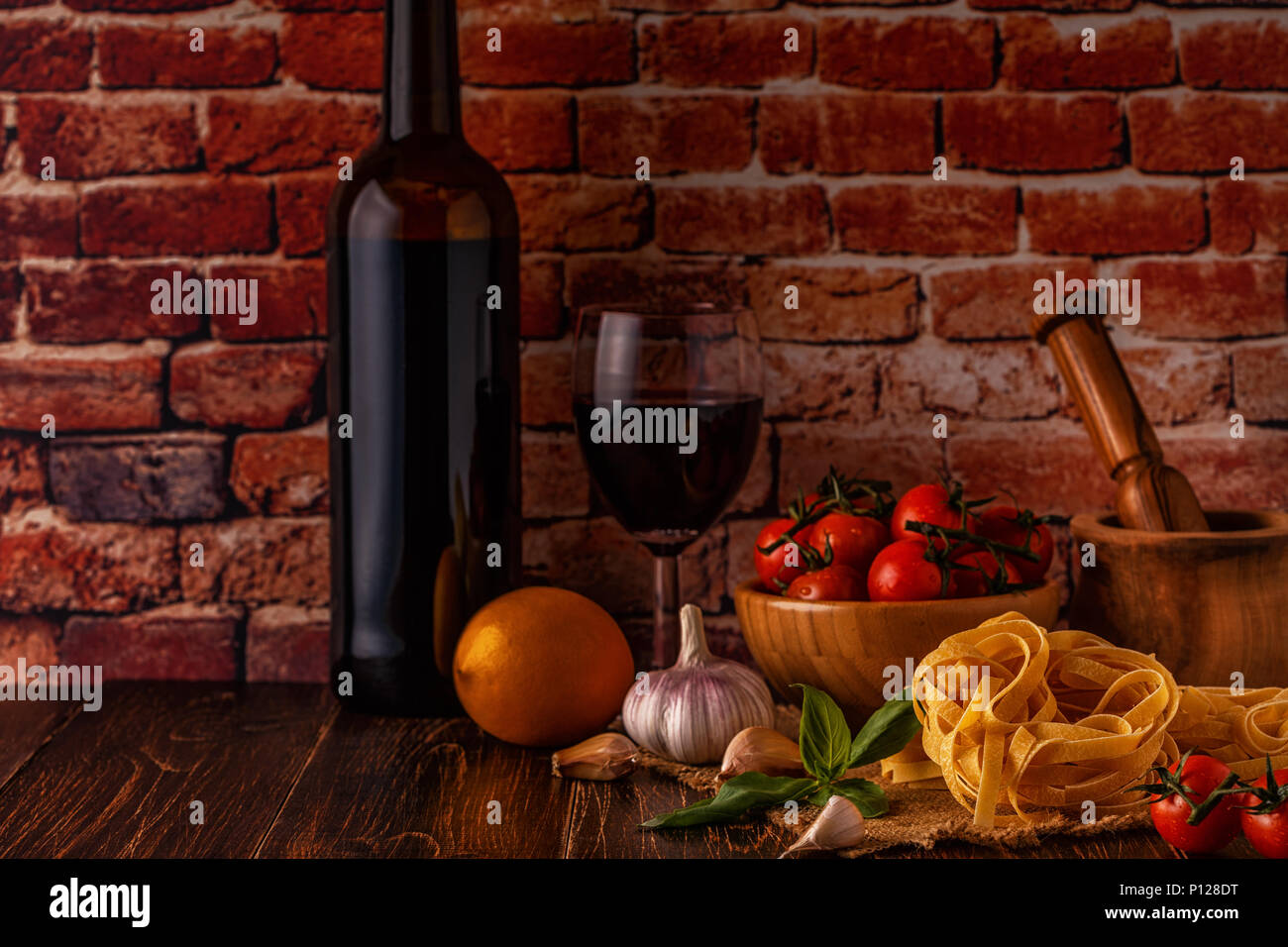 Cuisine - pâtes, Tomates, ail, huile d'olive et vin rouge. Focus sélectif. Banque D'Images