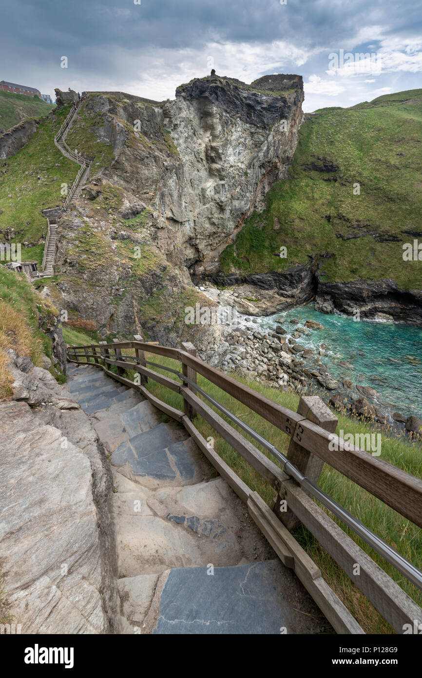 Les étapes escarpées jusqu'à l'étape historique du Château de Tintagel en Cornouailles du Nord. Banque D'Images