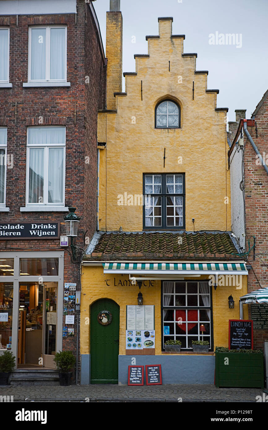 Huidenvettersplein, Brugge, Belgique : une étape charmante et authentique à pignons-bâtiment flamand, qui abrite maintenant le restaurant 't Lammetje Banque D'Images