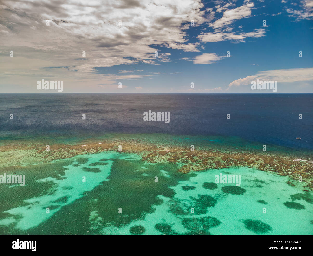 Vue aérienne de la barrière de corail, la mer des Caraïbes et un bateau Banque D'Images