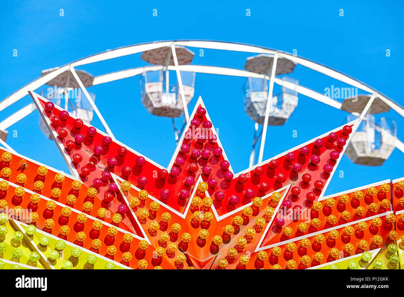 Amusement Park contre le ciel bleu. Banque D'Images