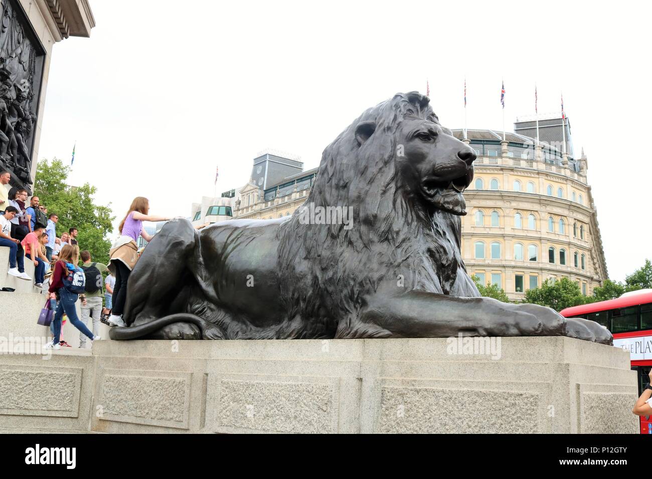 Les personnes bénéficiant du beau temps à Trafalgar Square, Londres, UK Banque D'Images