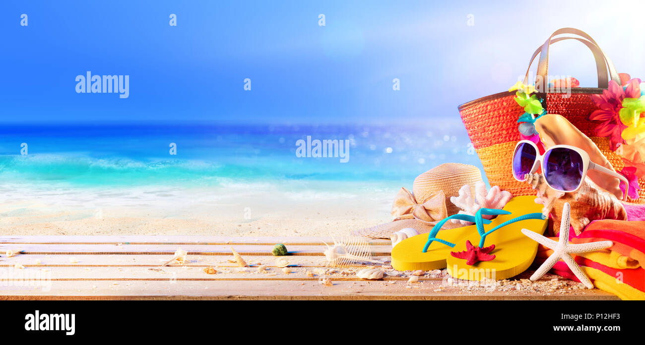 Accessoires de plage et de coquillages sur le pont sous le soleil de mer - Vacances d'été Banque D'Images