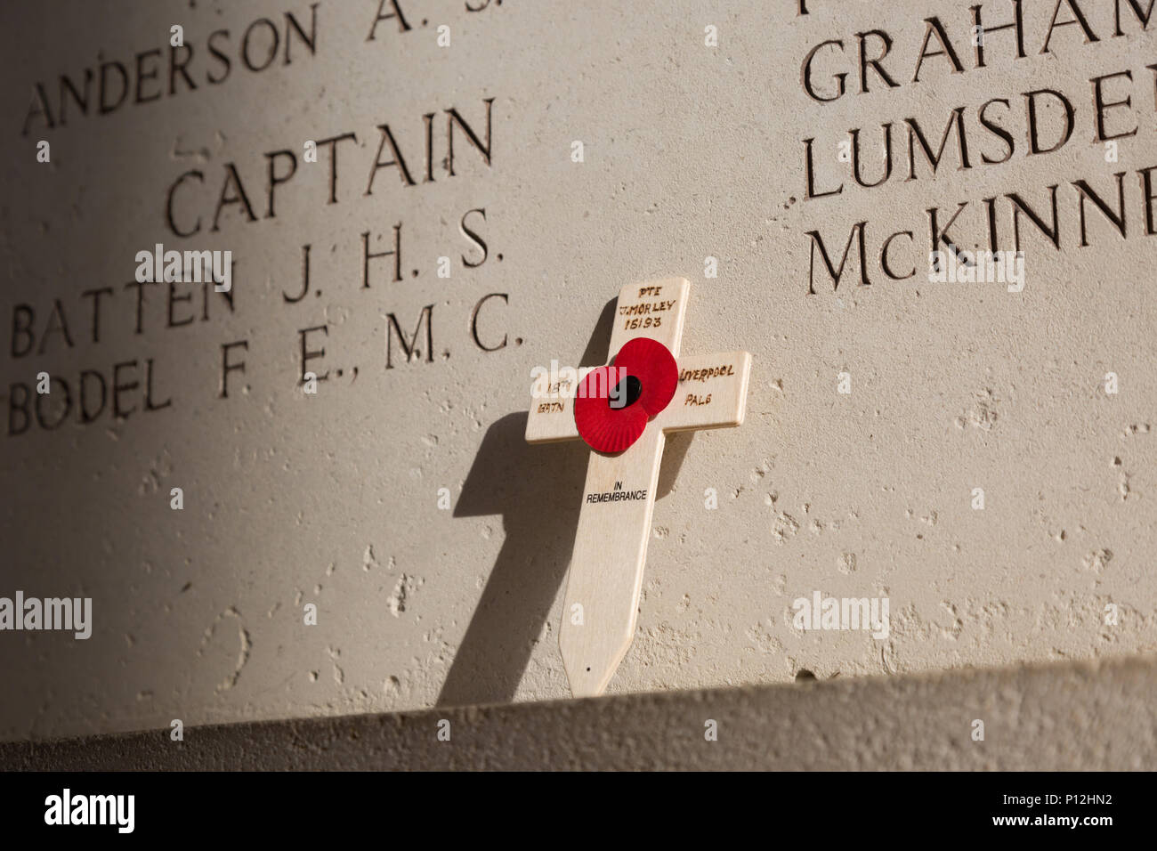 Les noms des morts de la guerre sur les murs de la Porte de Menin, Ypres, Belgique memorial Banque D'Images