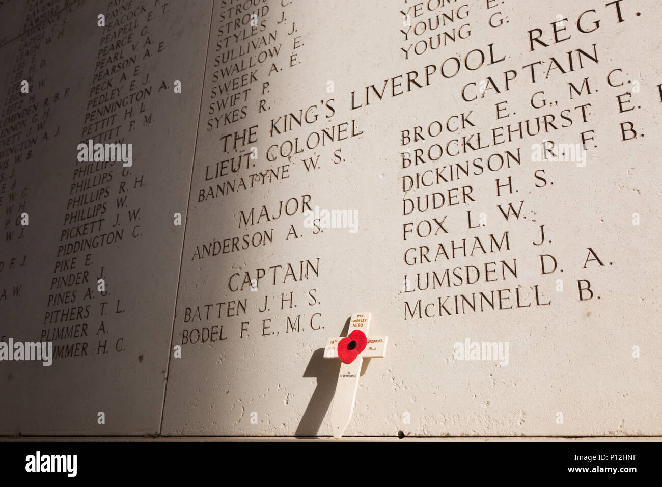 Les noms des morts de la guerre sur les murs de la Porte de Menin, Ypres, Belgique memorial Banque D'Images
