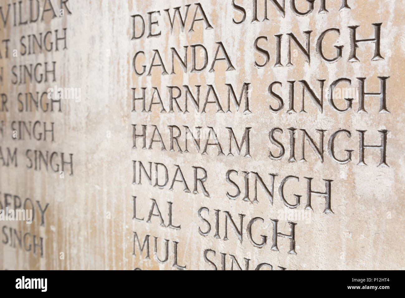 Les noms des soldats sikhs indiens sur les murs de la Porte de Menin, Ypres, Belgique memorial Banque D'Images