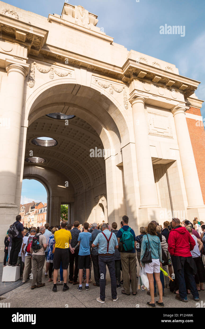 Foule de spectateurs se sont rassemblés à la porte de Menin, Ypres, Belgique pour la cérémonie quotidienne Banque D'Images