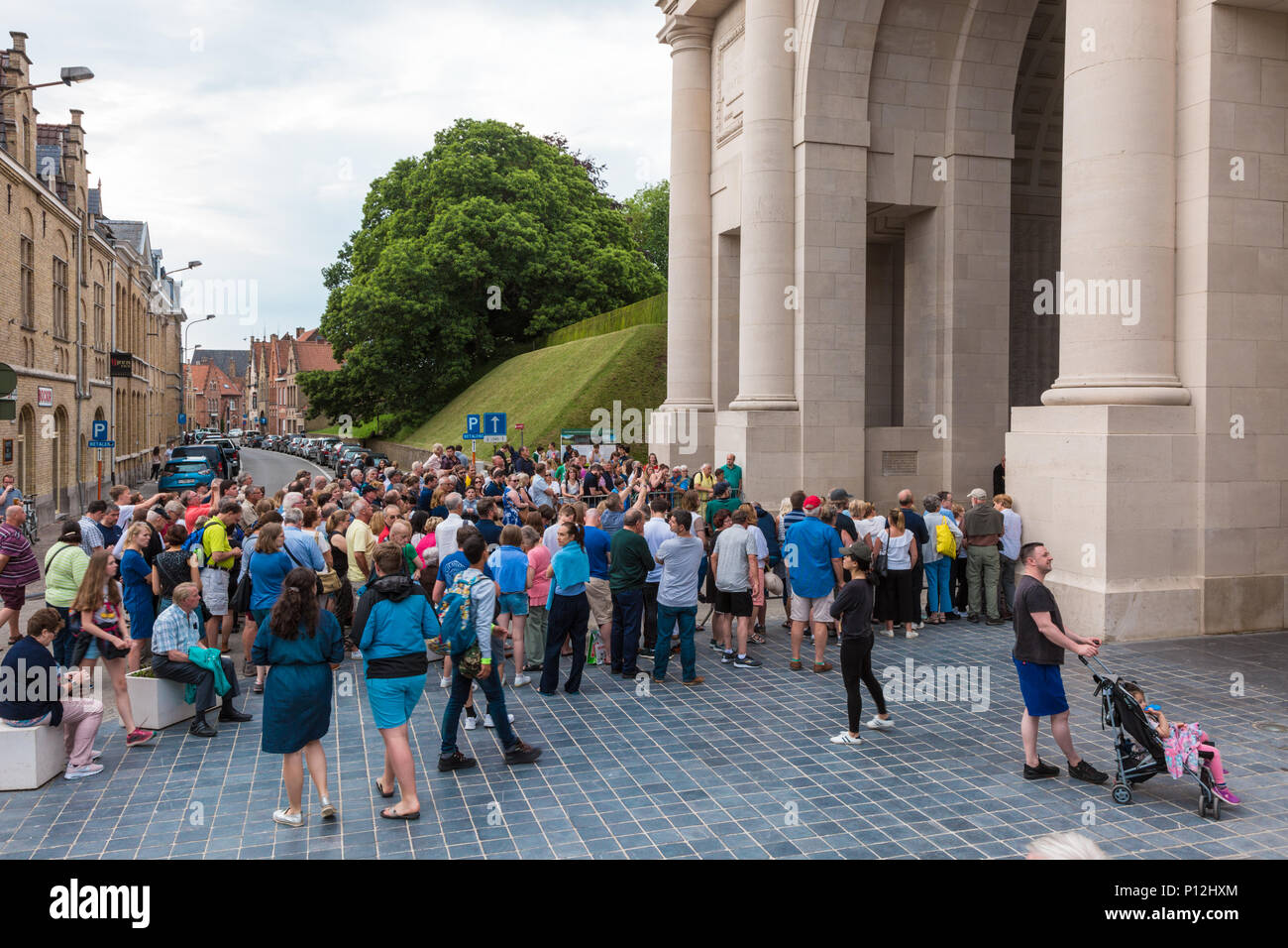 Foule de spectateurs se sont rassemblés à la porte de Menin, Ypres, Belgique pour la cérémonie quotidienne Banque D'Images