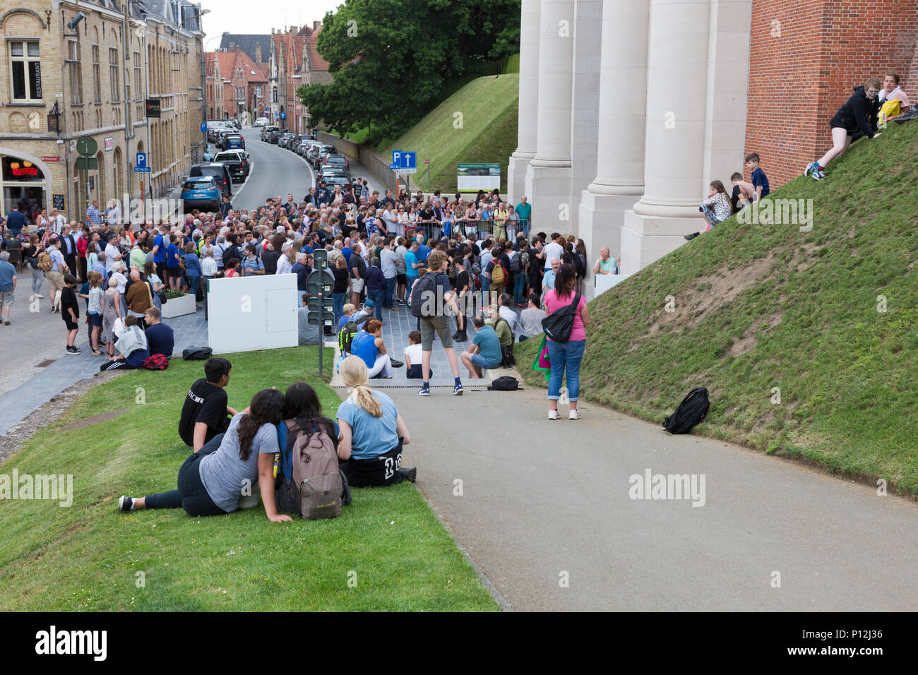 Foule de spectateurs se sont rassemblés à la porte de Menin, Ypres, Belgique pour la cérémonie quotidienne Banque D'Images