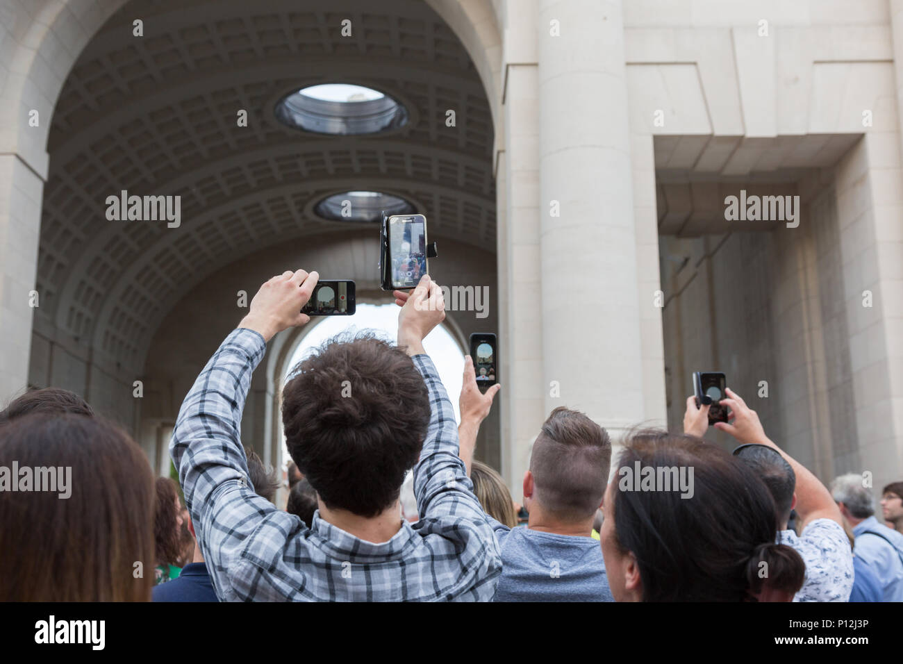 Foule de spectateurs avec des téléphones portables, à la Porte de Menin, Ypres, Belgique cérémonie Banque D'Images