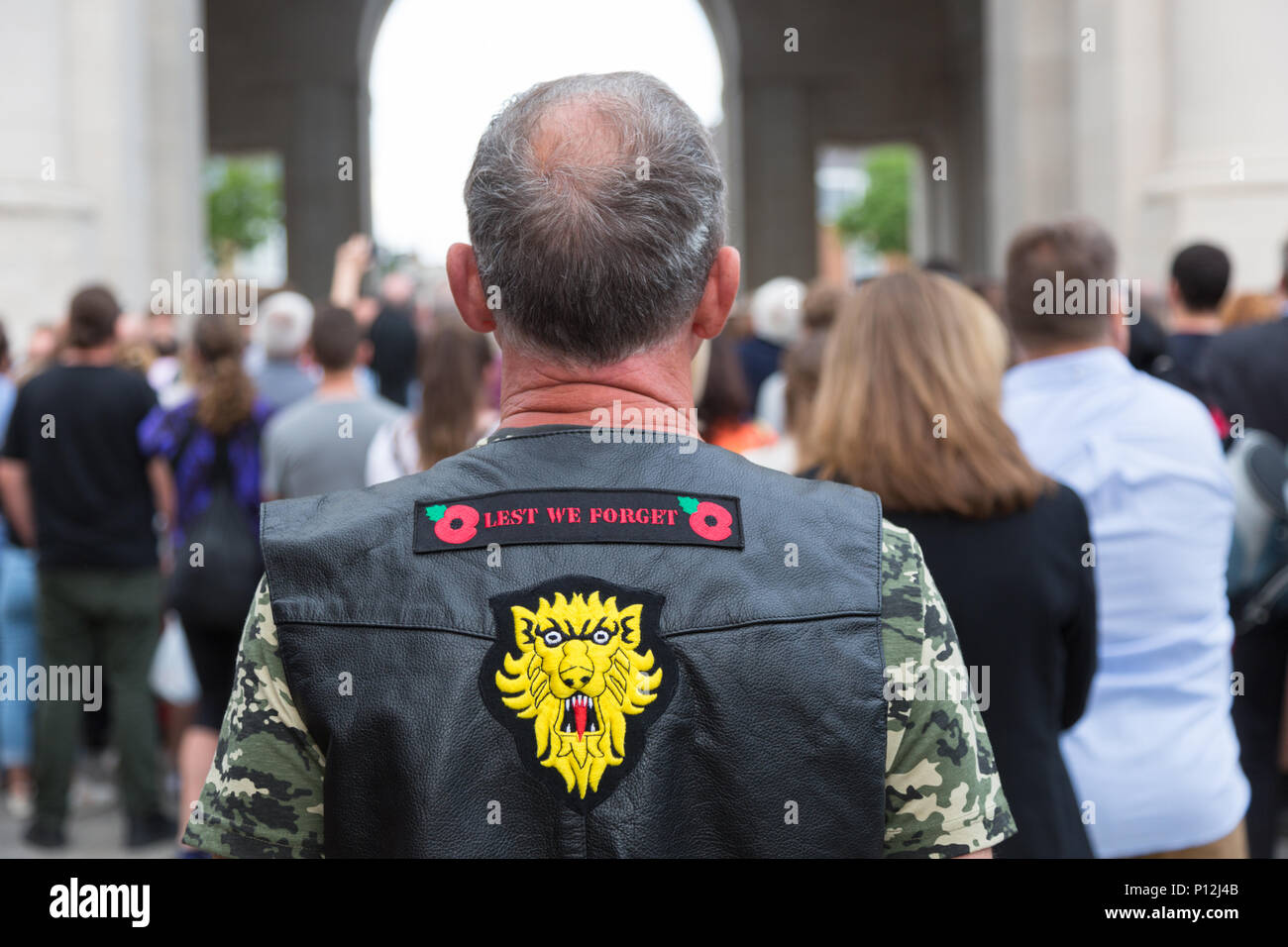 Biker ou motocycliste se tient à l'attention au cours de la cérémonie quotidienne Porte de Menin, Ypres, Belgique Banque D'Images