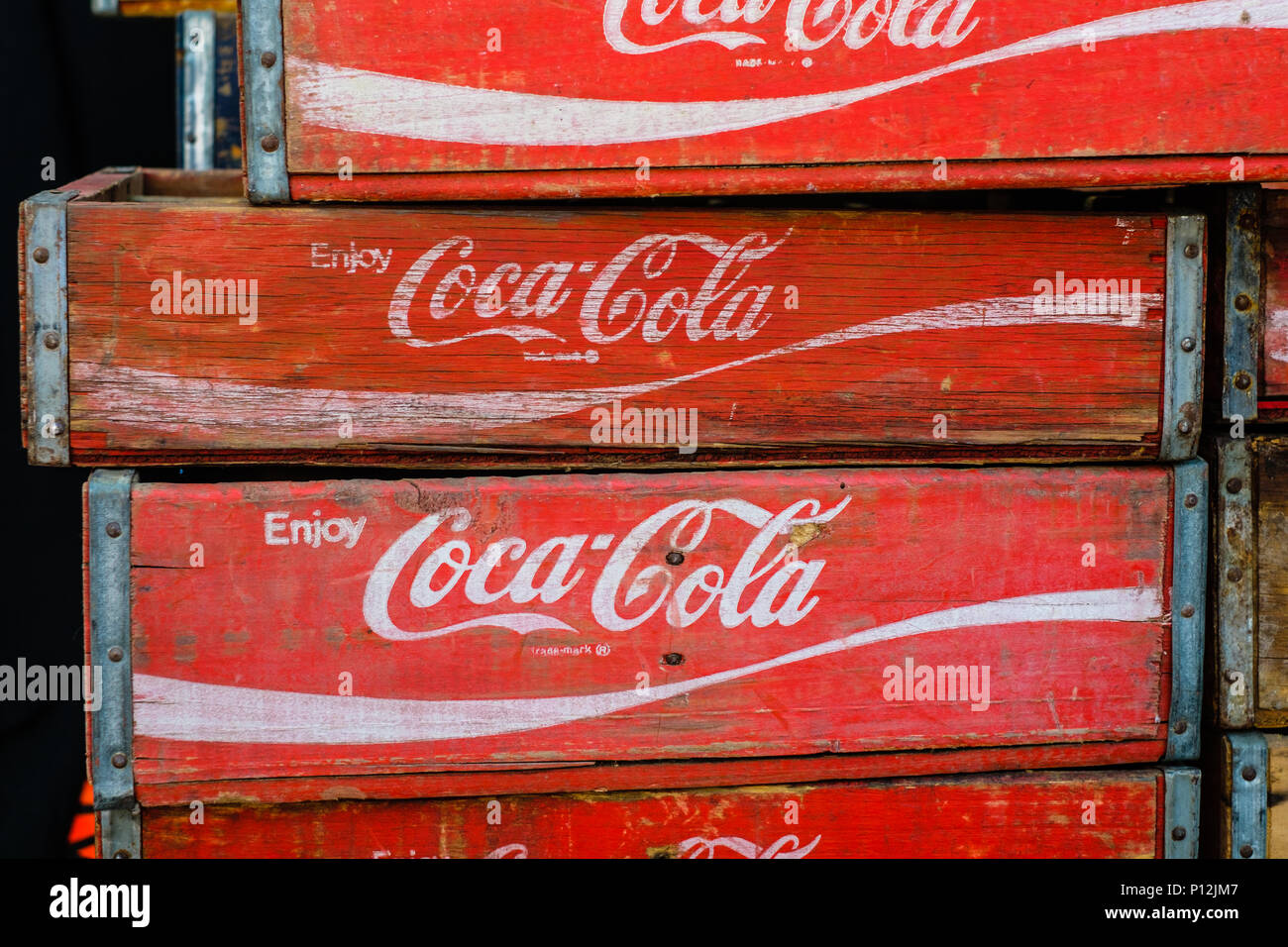 Berlin, Allemagne - 09 juin 2018 : Le logo de la marque Coca Cola sur old vintage Coca Cola / boîtes pour bouteilles de cas Banque D'Images