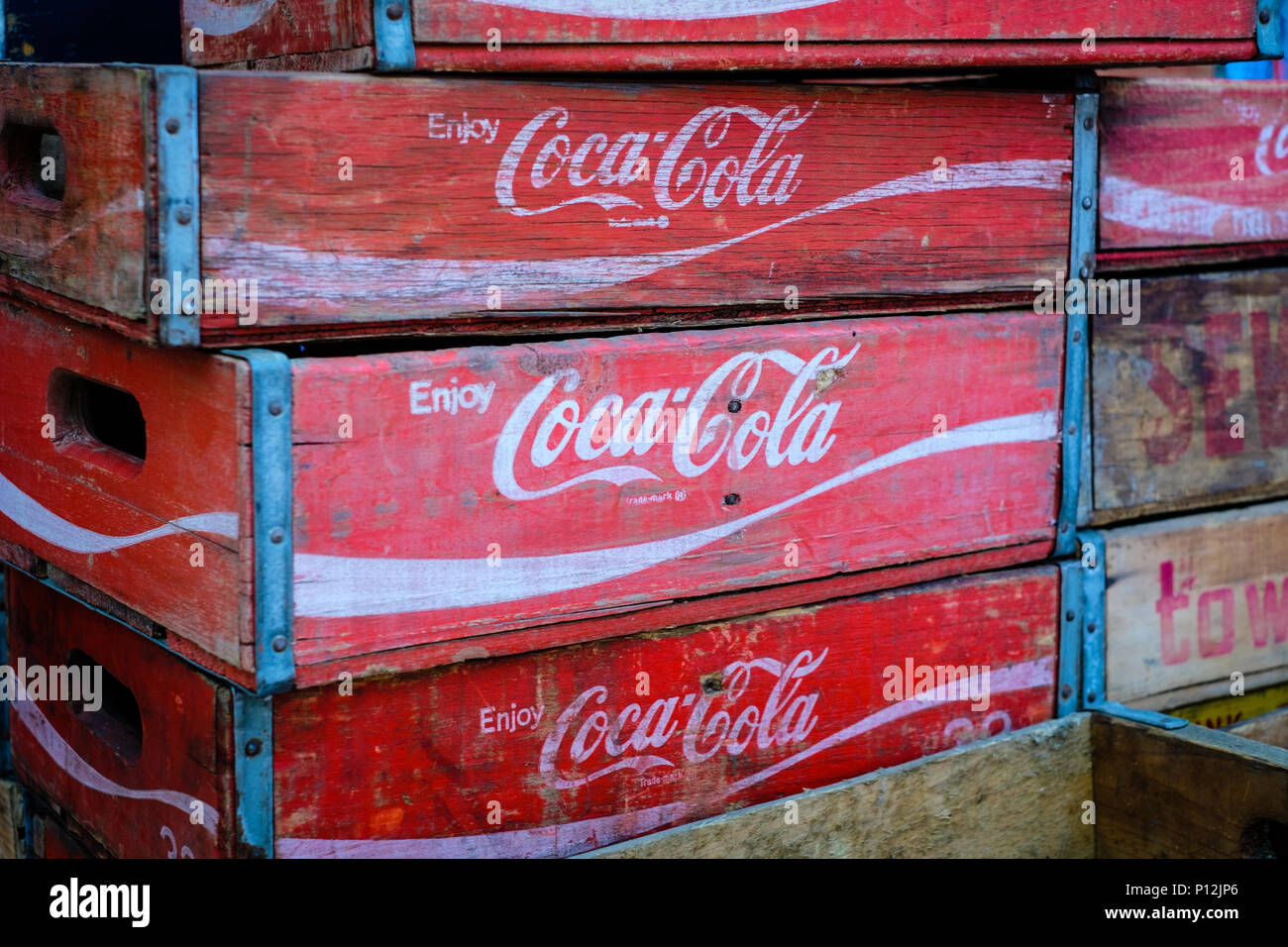 Berlin, Allemagne - 09 juin 2018 : Le logo de la marque Coca Cola sur old vintage Coca Cola / boîtes pour bouteilles de cas Banque D'Images