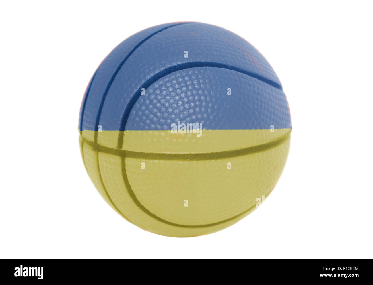 Drapeau de l'Ukraine sur le volley-ball ball isolé sur fond blanc Banque D'Images