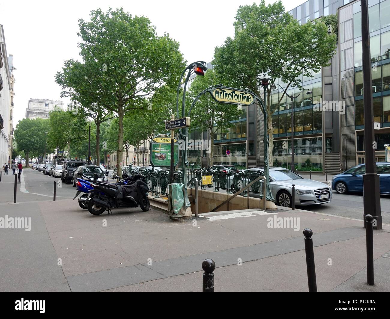 Design extérieur par l'Art nouveau Hector Guimard à la ligne 6, la station de métro Kléber dans le 16ème arrondissement, Paris, France Banque D'Images