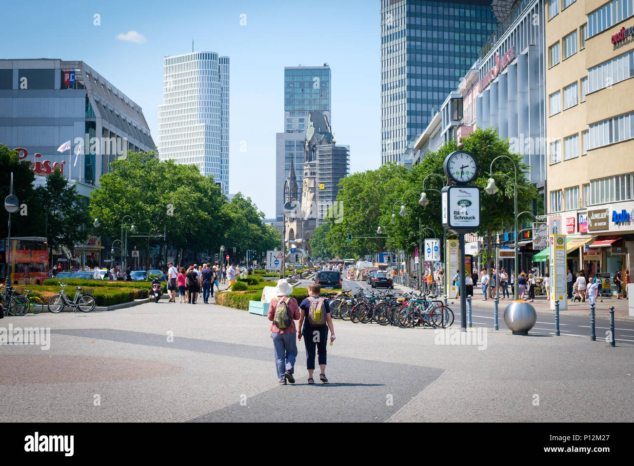 Berlin, Allemagne - juin , 2018 : Deux meilleur avec des sacs sur la célèbre avenue commerçante Kurfürstendamm alias Kudamm à Berlin, Allemagne Banque D'Images