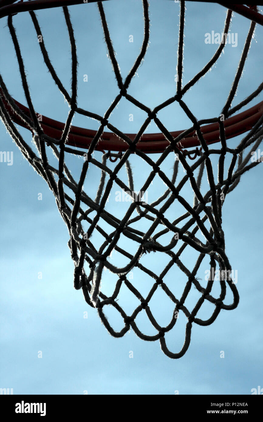 Panier de basket-ball sur fond de ciel bleu Banque D'Images