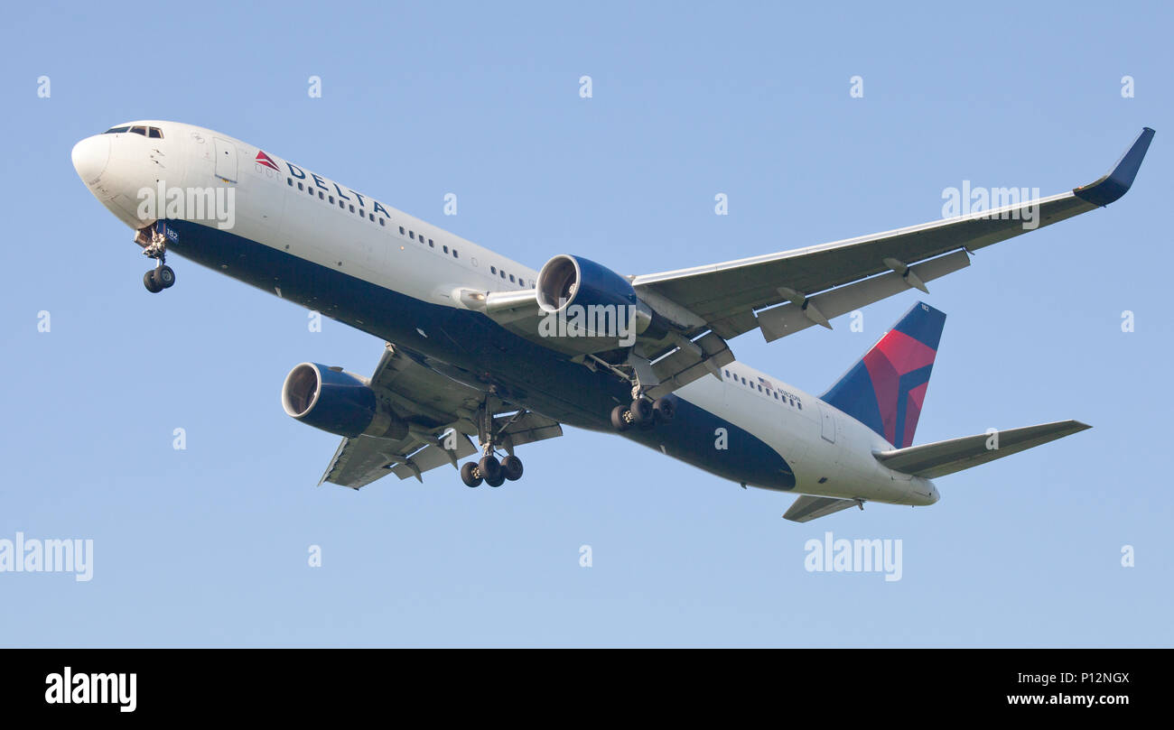 Delta Air Lines Boeing 767 N182DN en approche finale à l'aéroport de Londres Heathrow LHR Banque D'Images