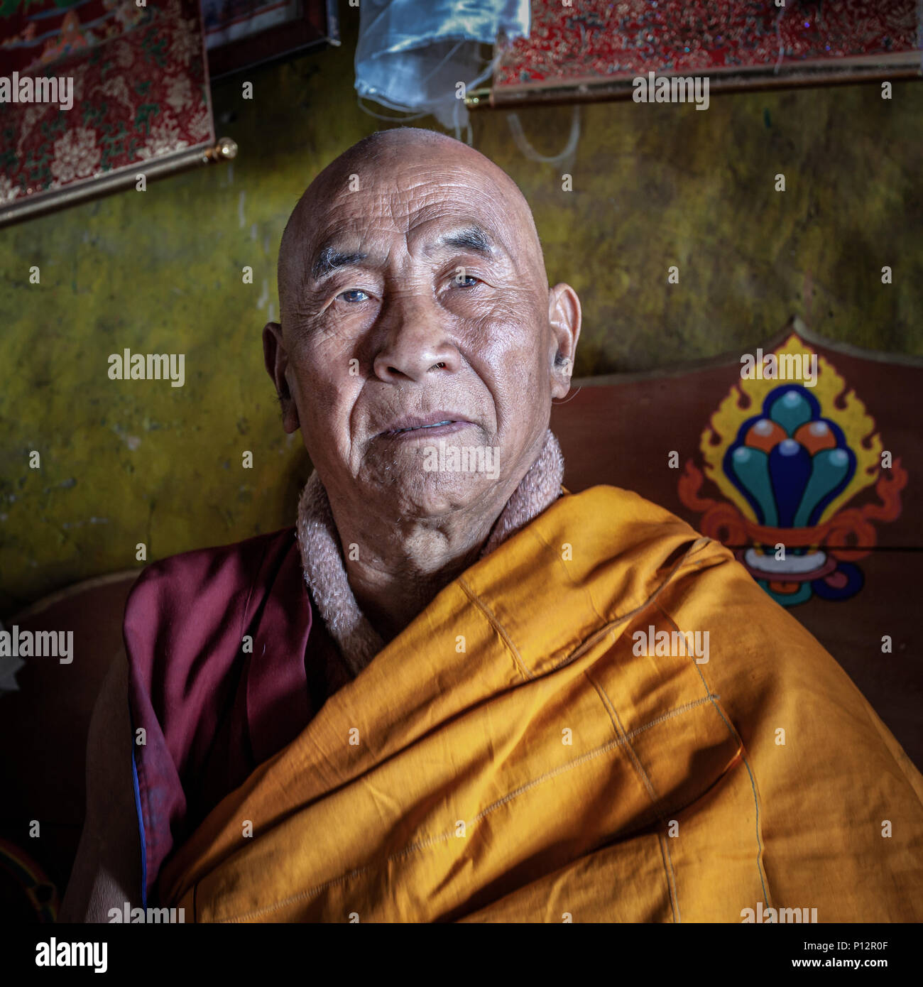 Vieux moine du monastère Galden, Namgey Lhatse Tawang, de l'Arunachal Pradesh, Inde Banque D'Images