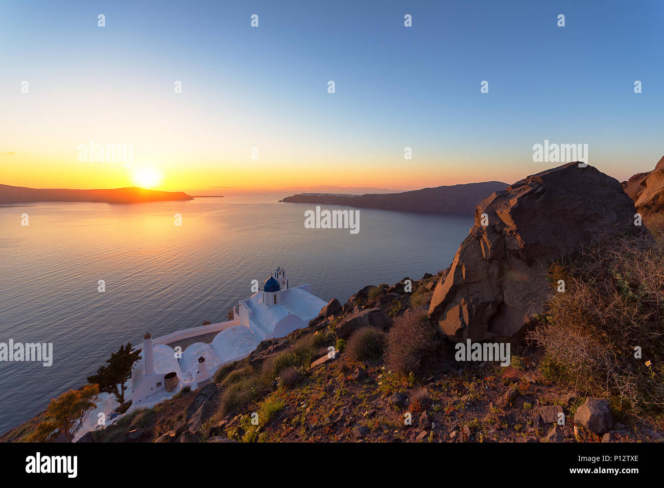 Incroyable coucher du soleil à Panagia Theoskepasti, sur la Skaros rock à Imerovigli, Santorin, Crète, Grèce. Banque D'Images