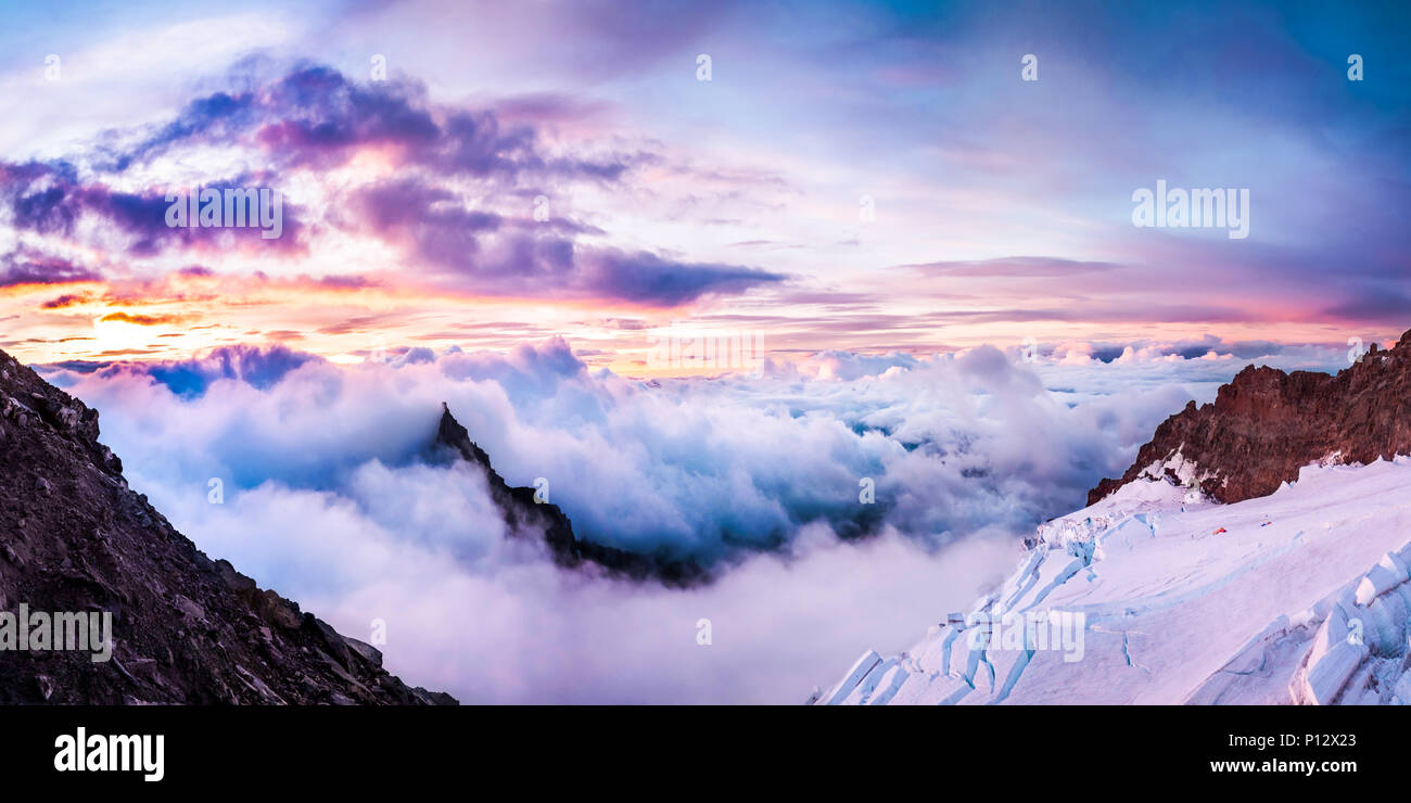 Les glaciers de montagne avec le lever du soleil et nuages en arrière une montagne au loin. Les camps de l'alpiniste visible sur la droite. Peu de distance en Tahoma Banque D'Images