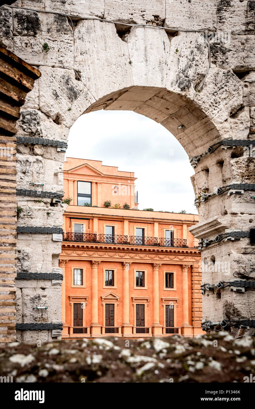 Avis de Romain moderne bâtiment par arch dans l'antique Colisée ou Colosseo, le contraste entre anciens et nouveaux, de vue, pris de l'intérieur du Colisée Banque D'Images