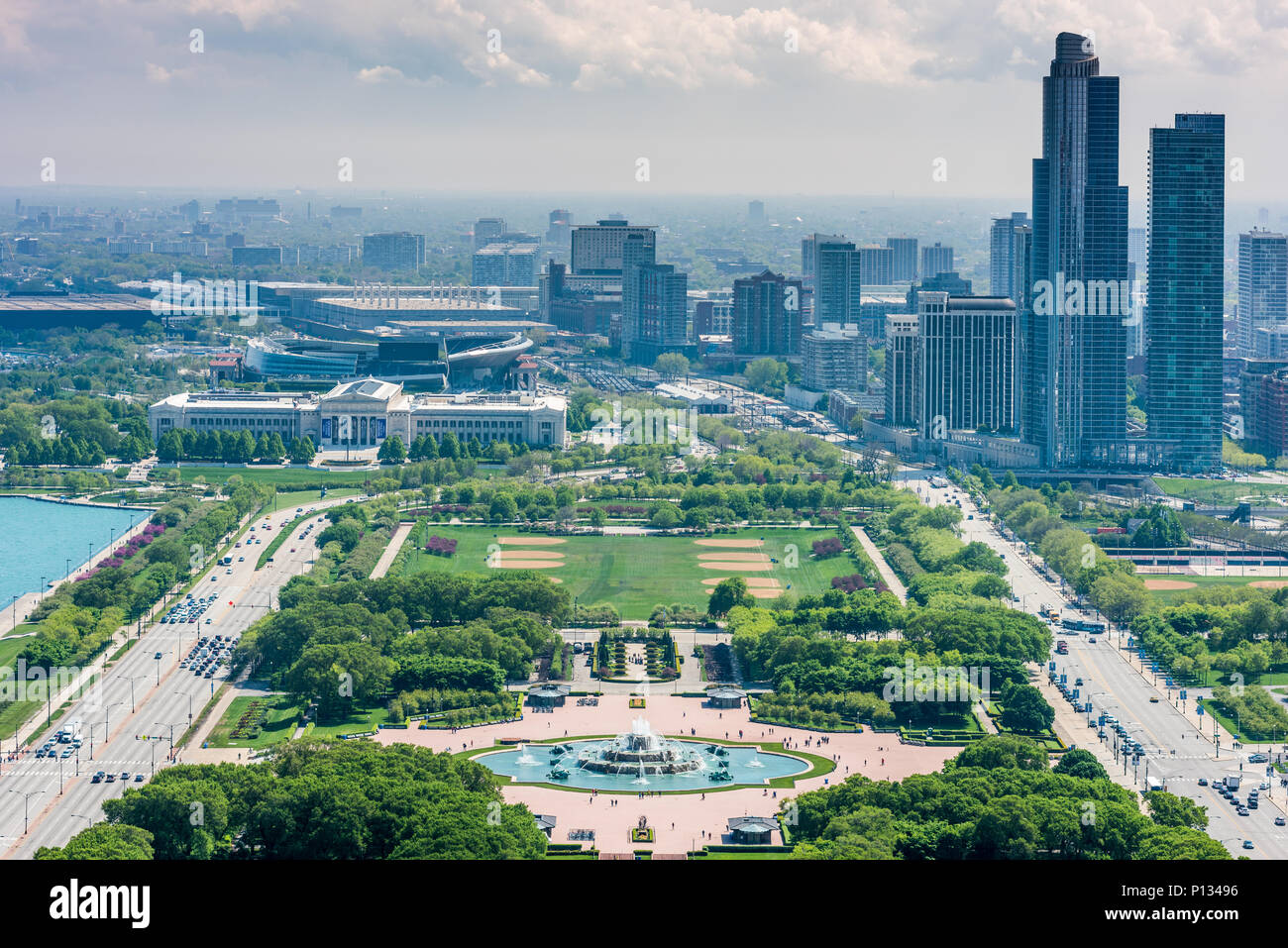 Vue aérienne de Grant Park, Buckingham Fountain, et Lake Shore Drive Banque D'Images