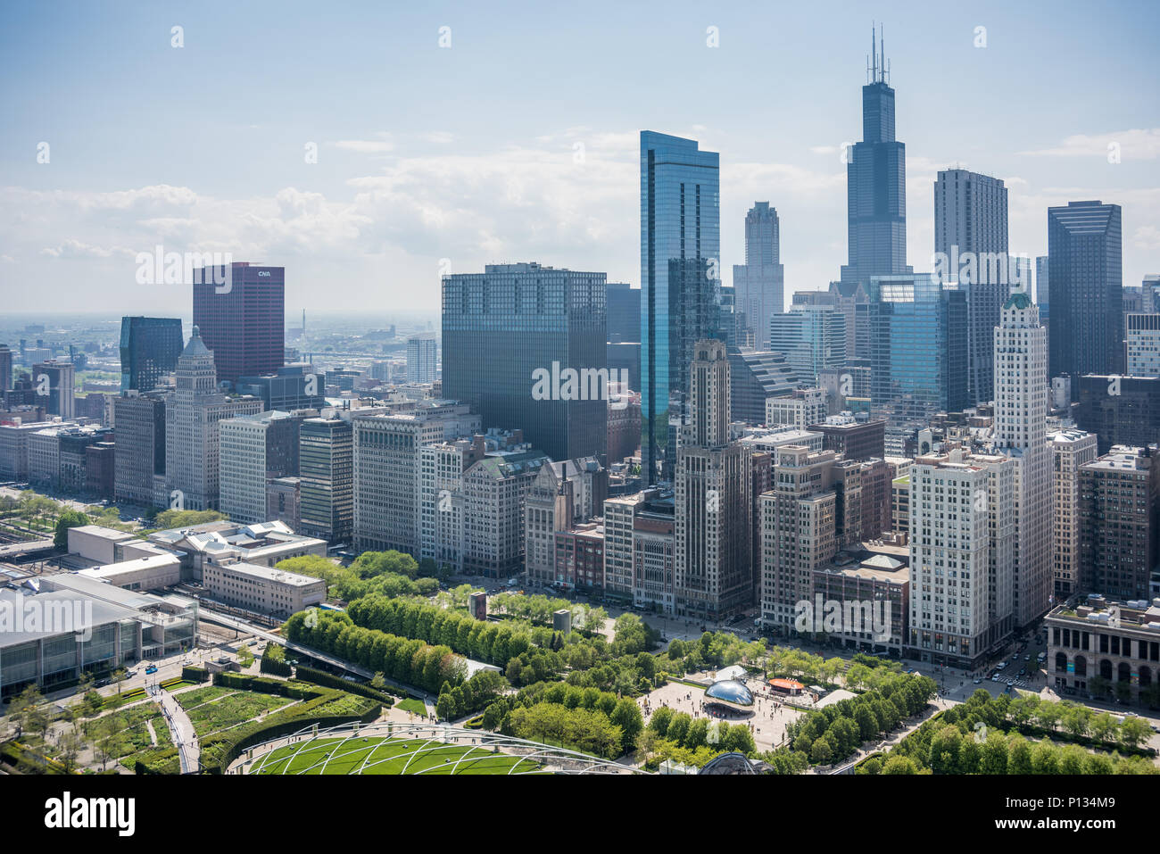 Vue aérienne de Millennium Park et le centre-ville de Chicago Banque D'Images