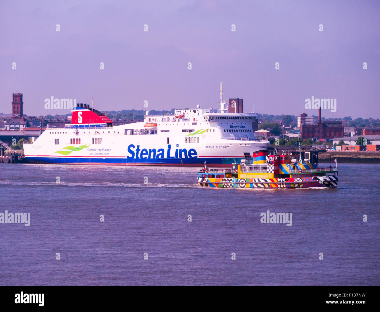 Mersey ferry (le coléoptère hommage, sous-marin jaune) sur la rivière Mersey, Liverpool, UK avec un grand ferry Stena Line Banque D'Images