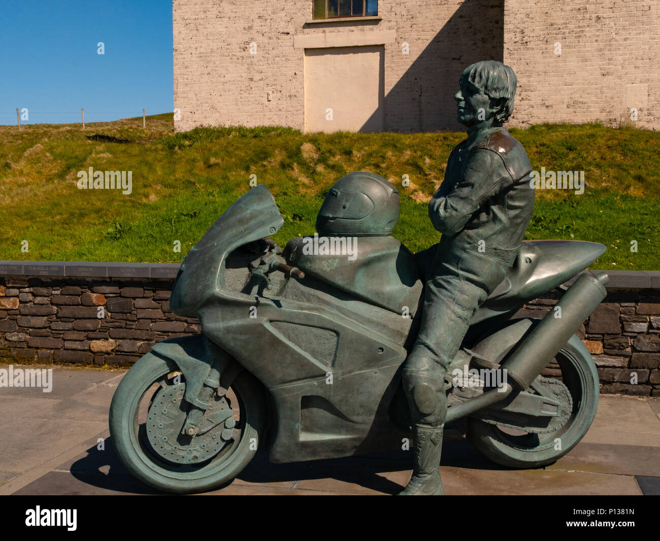 Joey Dunlop memorial statue, bungalow, Sneffels, Ile de Man, Royaume-Uni Banque D'Images