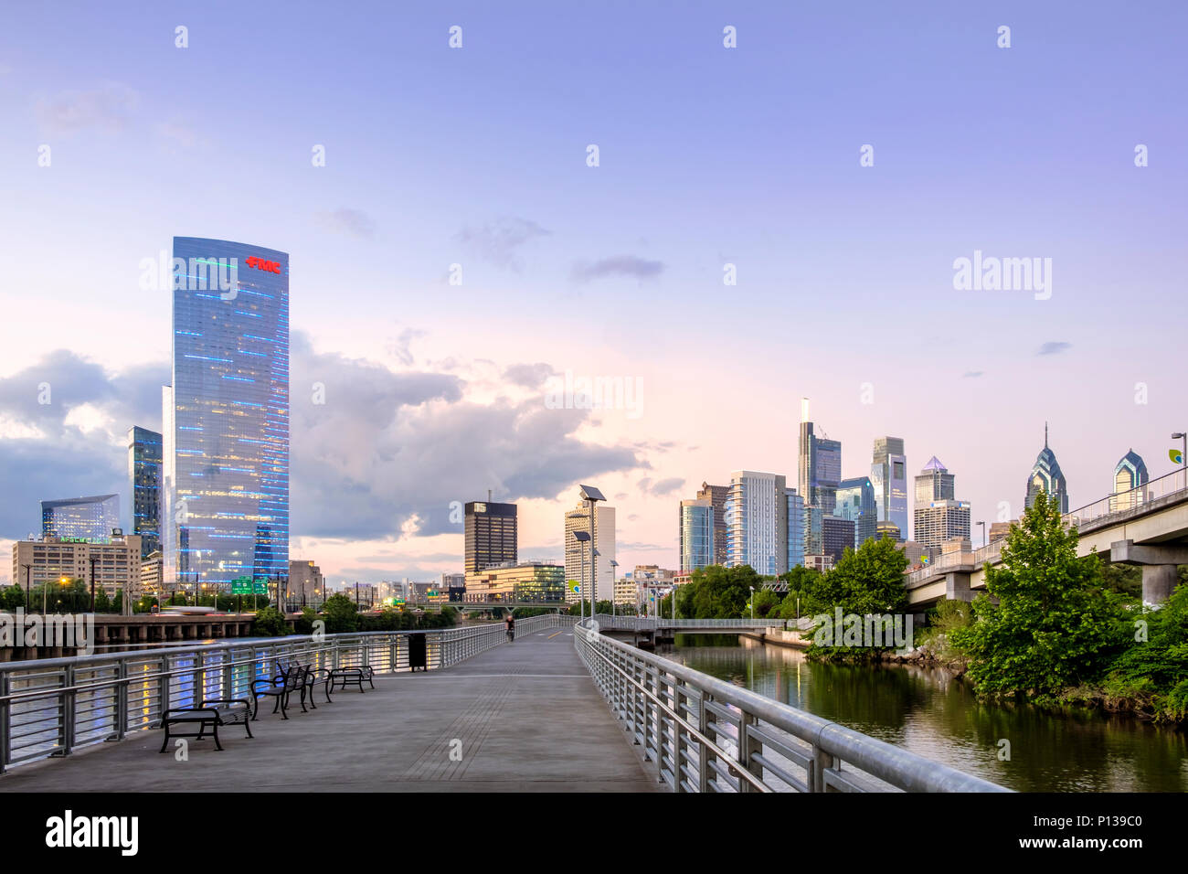 Philadelphia Skyline et Schuylkill River Park Promenade avec cycliste au coucher du soleil, Philadelphie, Pennsylvanie, USA Banque D'Images