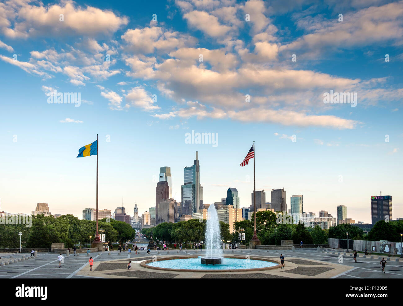 Philadelphia Skyline et Ben Franklin Parkway Musée d'Art de Philadelphie au coucher du soleil, Philadelphie, Pennsylvanie, USA Banque D'Images