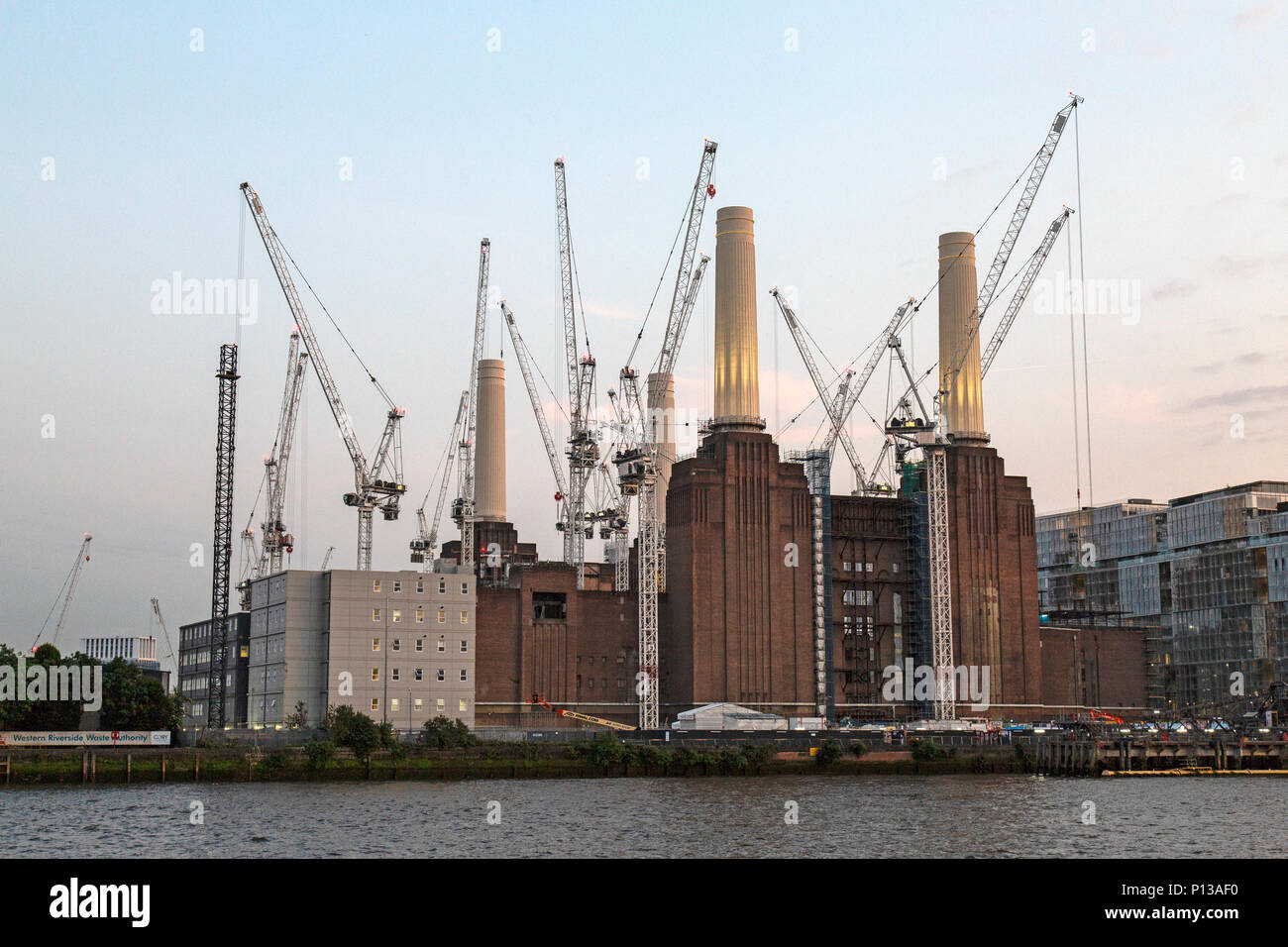 Battersea Power Station à Londres. Construit dans les années 1930 et 1950, decommisioned maintenant comme une centrale électrique, et réaménagée en logement et bureaux. Banque D'Images