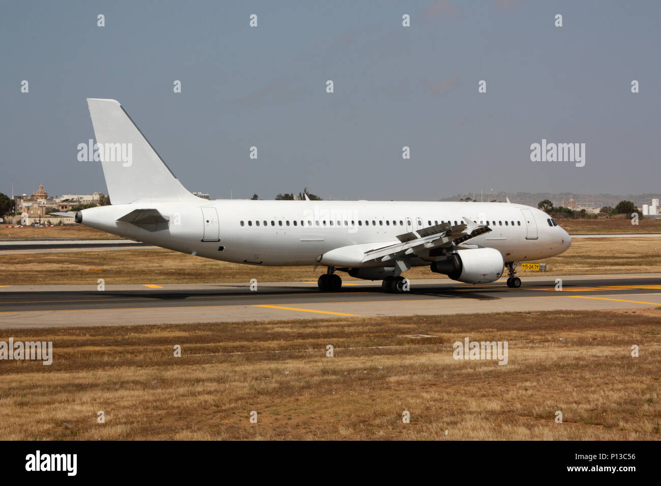 Airbus A320 passager commercial jet airplane taxiing sur une voie de circulation après l'atterrissage. Détails de propriété supprimé et aucune personnes visibles. Le transport aérien. Banque D'Images