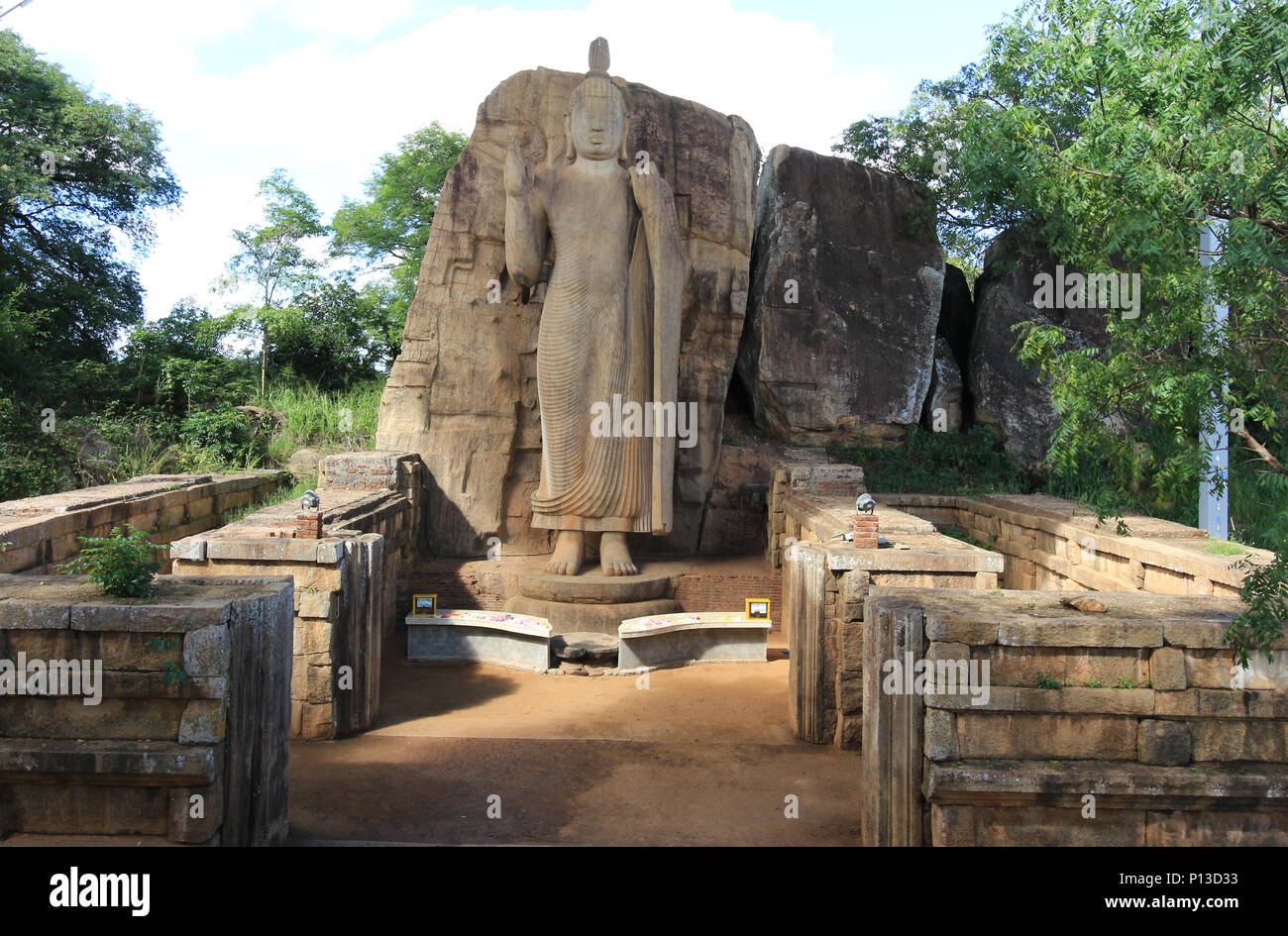 Aukana debout les statues de Bouddha du Bouddha près de Kekirawa dans le centre-nord du Sri Lanka Banque D'Images