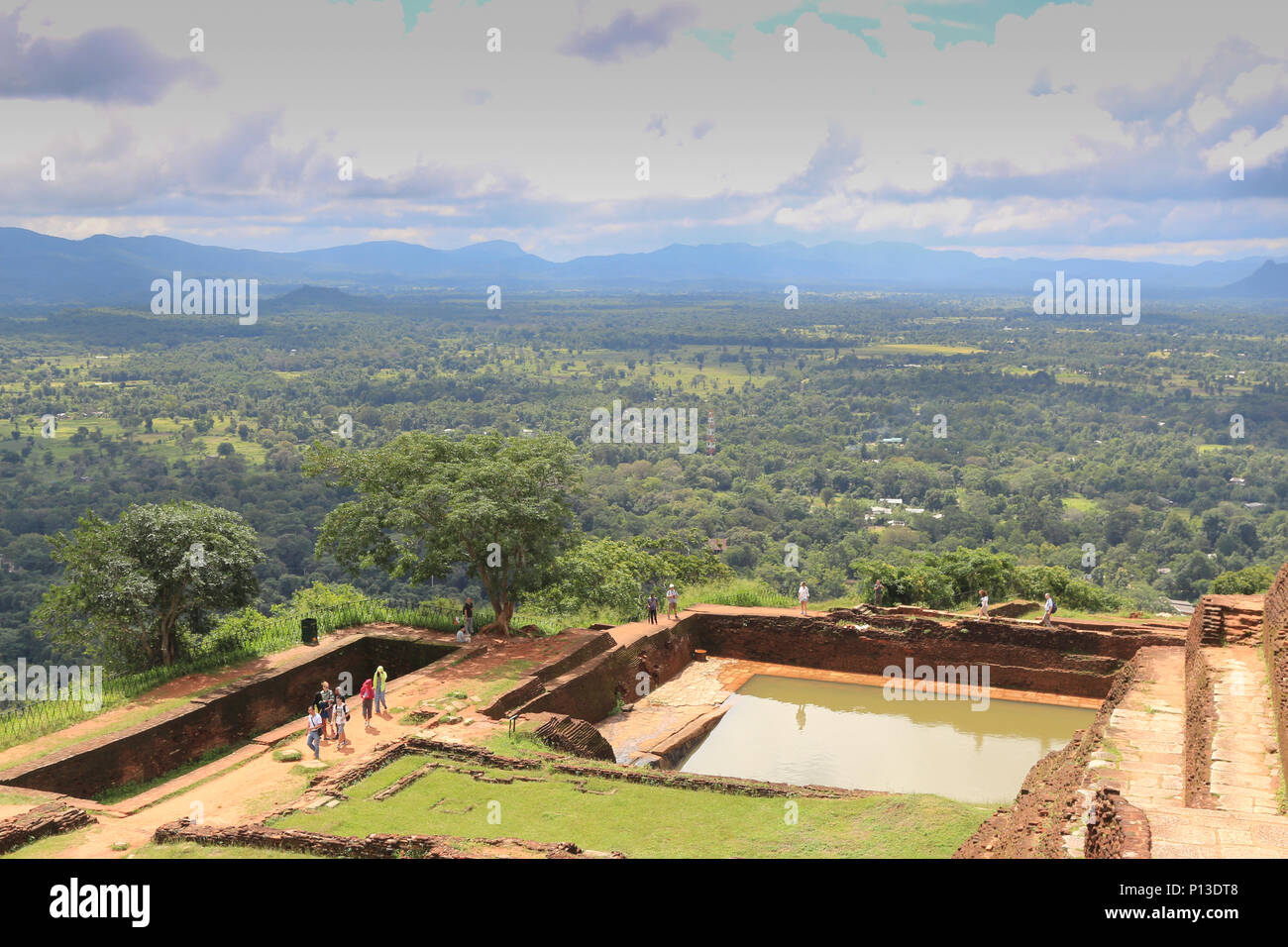 Vue panoramique sur la forêt et les ruines du palais du roi à partir du haut de la forteresse de Sigiriya Rock Lion au Sri Lanka Banque D'Images