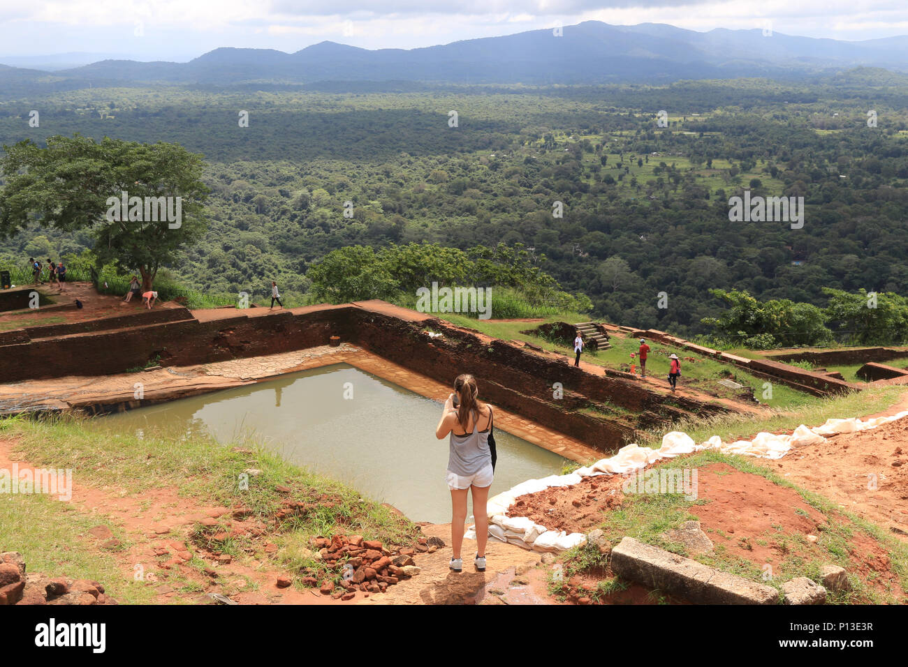 Vue panoramique sur la forêt et les ruines du palais du roi à partir du haut de la forteresse de Sigiriya Rock Lion au Sri Lanka Banque D'Images