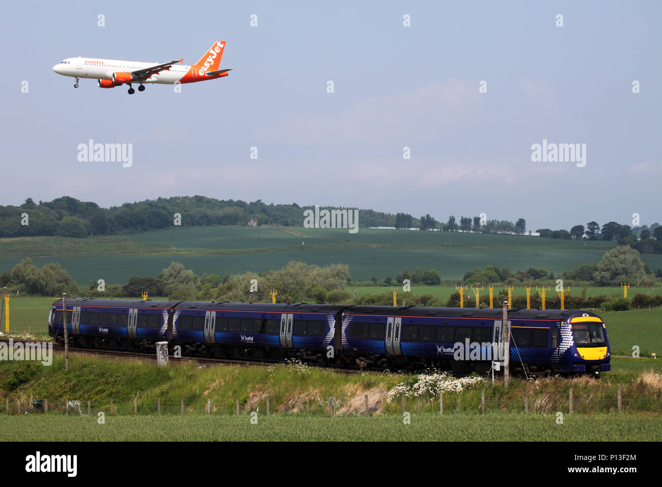Un avion d'easyjet à l'atterrissage à l'aéroport d'Édimbourg survole un scotrail train de faire son chemin à la gare Waverley d'Édimbourg Banque D'Images